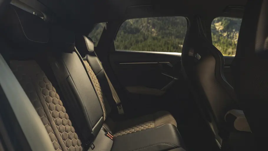 Die Rückbank des Audi RS 3 Competition Limited durch die geöffnete rechte Hintertüre fotografiert.