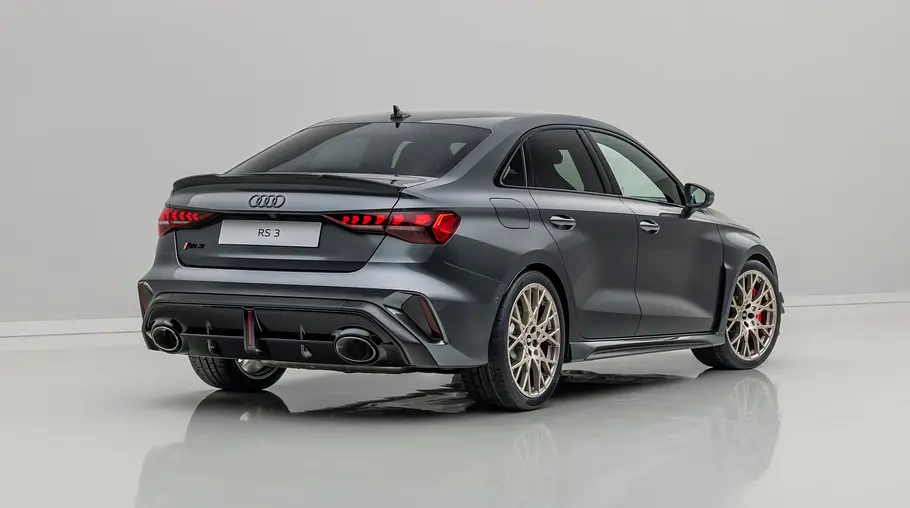 Audi RS 3 competition limited Der Audi RS 3 competition limited steht als Limousine in Studioumgebung, von hinten rechts fotografiert.