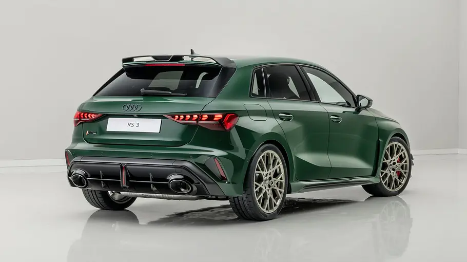 Audi RS 3 competition limited Der Audi RS 3 competition limited steht in Studioumgebung, von hinten rechts fotografiert.