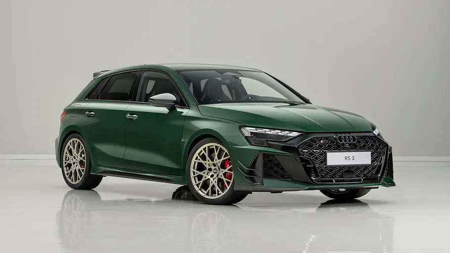 Audi RS 3 competition limited Der Audi RS 3 competition limited steht in Studioumgebung, von vorne rechts fotografiert.