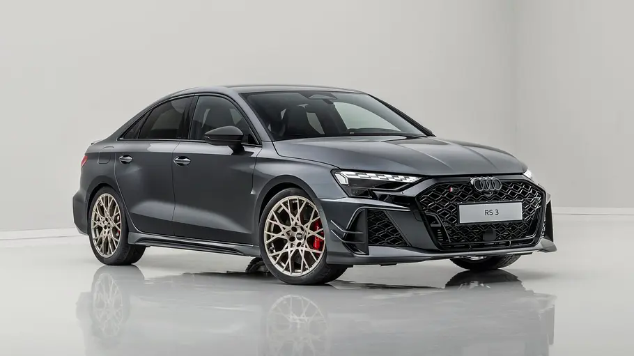 Audi RS 3 competition limited Der Audi RS 3 competition limited steht als Limousine in Studioumgebung, von vorne rechts fotografiert.