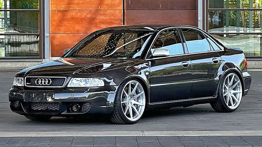 Die Audi RS 4 Limo 2.0 stehend von vorne.