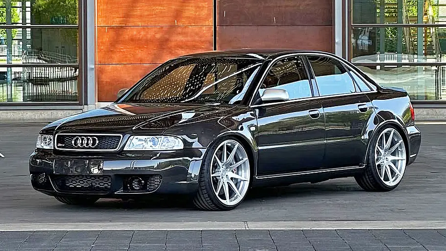 Platz 2: Audi RS 4 Limo 2.0 Die Audi RS 4 Limo 2.0 stehend von vorne.
