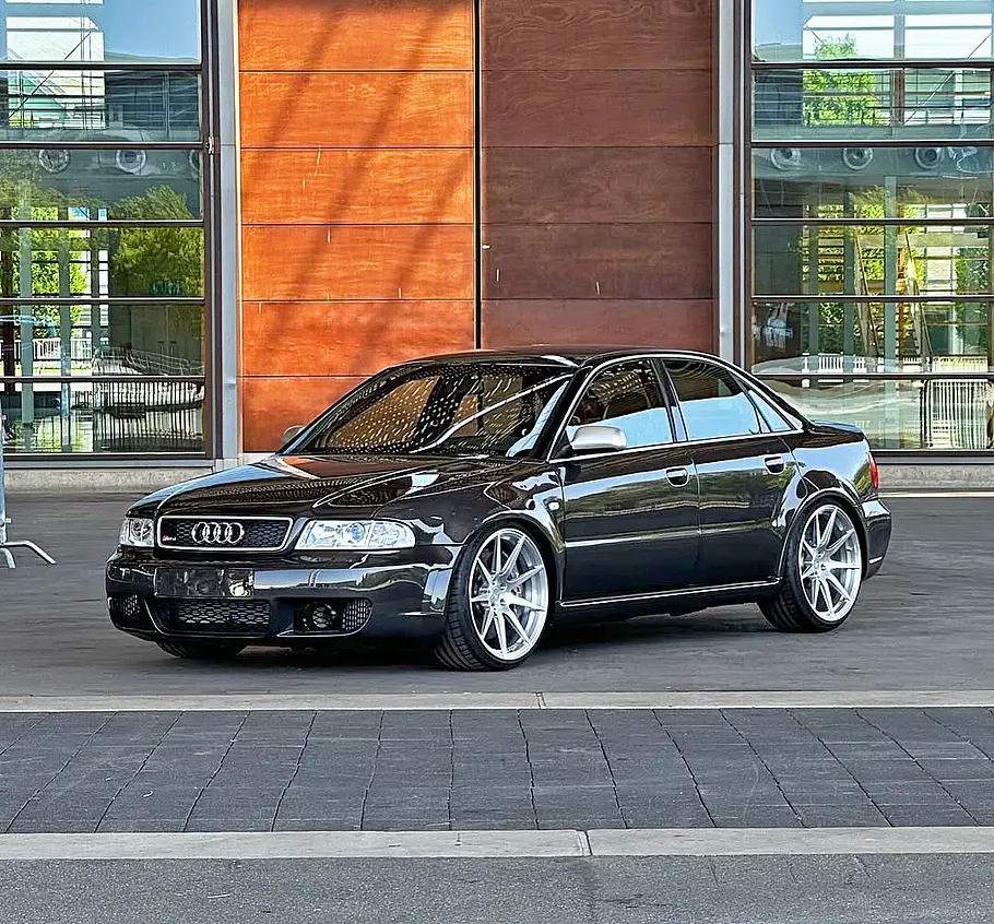 Blick von schräg vorne auf die Audi RS 4 Limo 2.0 von Philipp Kaess.