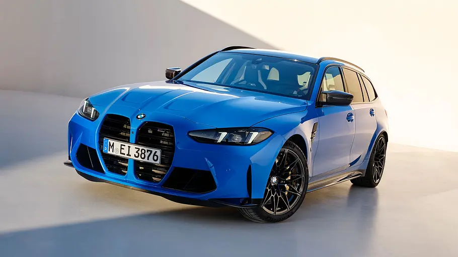 Der BMW M3 Touring steht vor hellem Hintergrund, von vorne links fotografiert.
