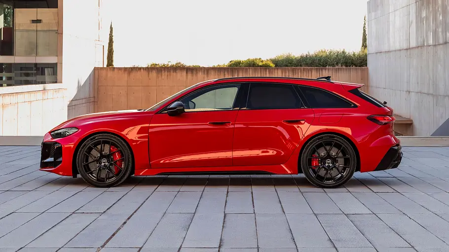 Der Audi RS 5 Avant steht vor hellem Hintergrund, von links fotografiert.