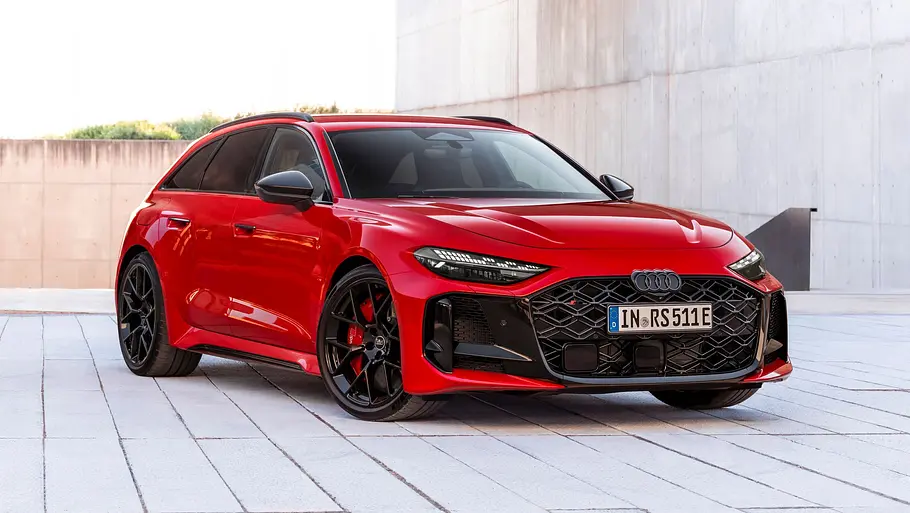 Der Audi RS 5 Avant steht vor hellem Hintergrund, von vorne rechts fotografiert.