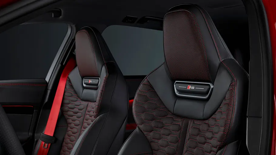 Die vorderen Sitze des Audi RS 5 Avant.