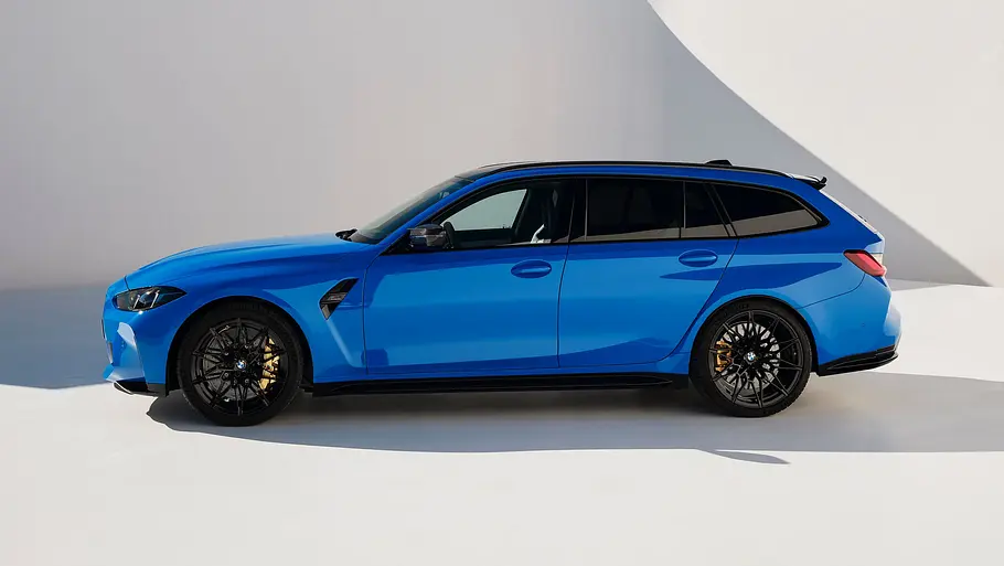 Der BMW M3 Touring steht vor hellem Hintergrund, von links fotografiert.