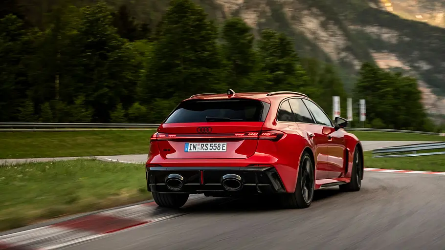 Audi RS 5 Avant Der Audi RS 5 Avant fährt auf einer Rennstrecke, von hinten fotografiert.