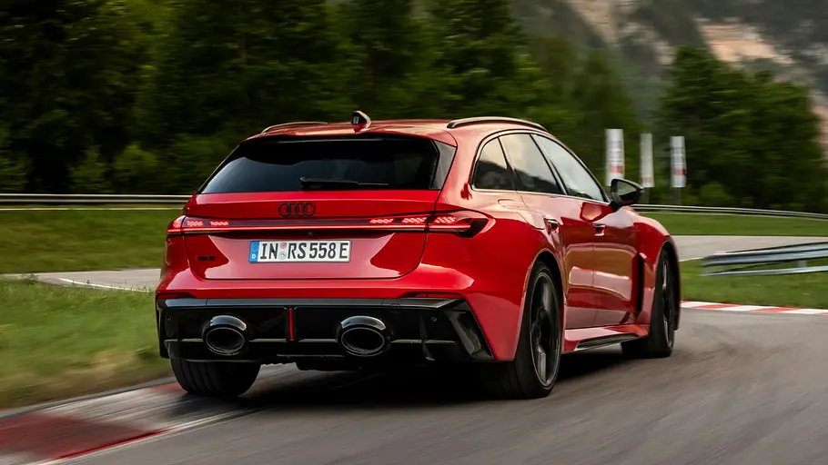 Audi RS 5 Avant Der Audi RS 5 Avant fährt auf einer Rennstrecke, von hinten fotografiert.