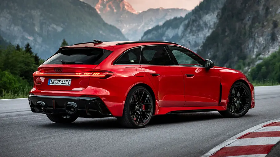 Audi RS 5 Avant Der Audi RS 5 Avant steht auf einer Rennstrecke, von hinten rechts fotografiert.