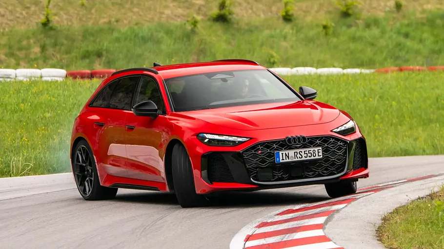 Audi RS 5 Avant Der Audi RS 5 Avant driftet auf einer Rennstrecke durch eine Kurve, von vorne fotografiert.
