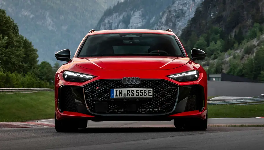 Audi RS 5 Avant Der Audi RS 5 Avant steht auf einer Rennstrecke, von vorne fotografiert.