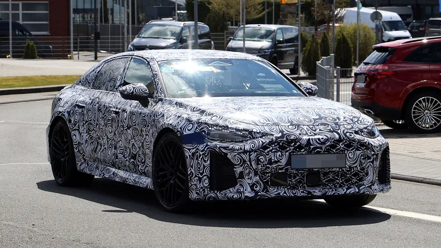 Audi RS 6 Der Audi RS 6 fährt als Erlkönig durch einen Kreisverkehr, von vorne fotografiert.