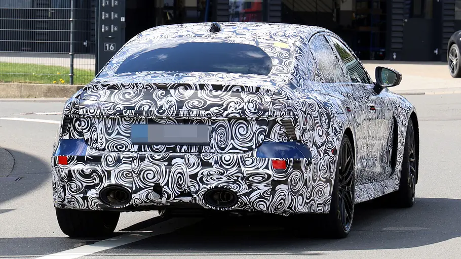 Audi RS 6 Der Audi RS 6 fährt als Erlkönig durch einen Kreisverkehr, von hinten fotografiert.