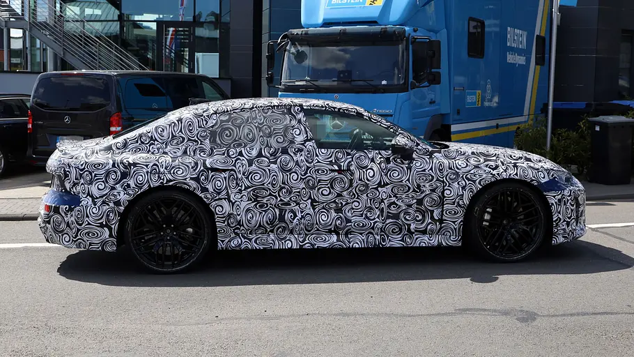 Audi RS 6 Der Audi RS 6 fährt als Erlkönig durch einen Kreisverkehr, von rechts fotografiert.