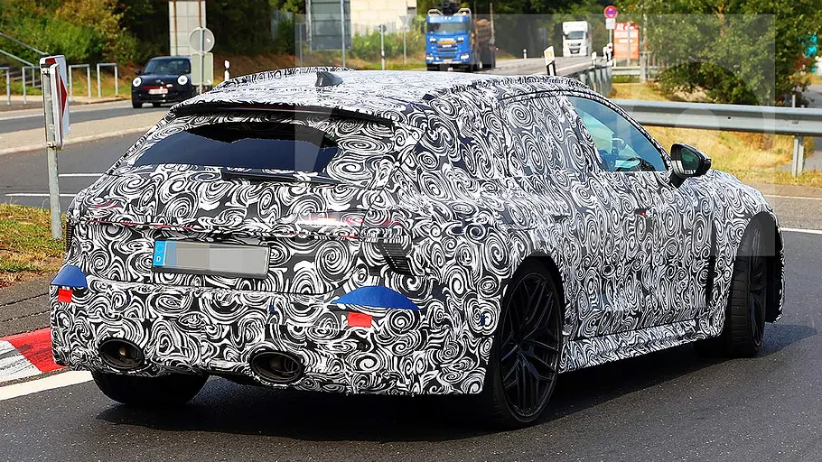Blick von schräg hinten auf den fahrenden Audi RS 6 Avant (2026).