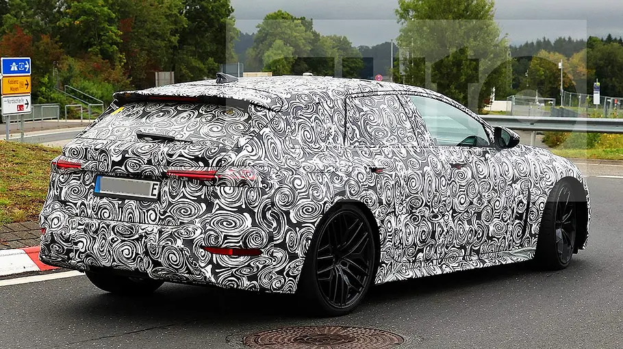 Blick von schräg hinten auf den fahrenden Audi RS 6 e-tron Avant (2026).