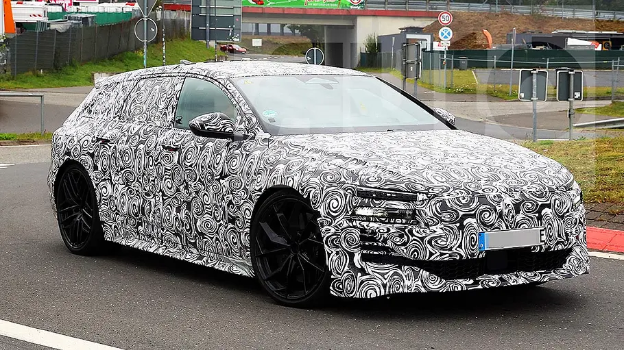 Blick von schräg vorne auf den fahrenden Audi RS 6 e-tron Avant (2026).