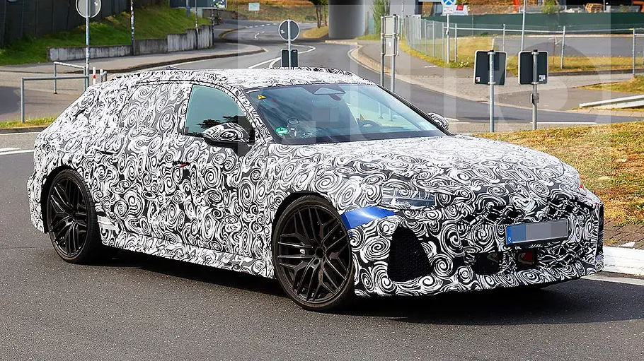 Blick von schräg vorne auf den fahrenden Audi RS 6 Avant (2026).