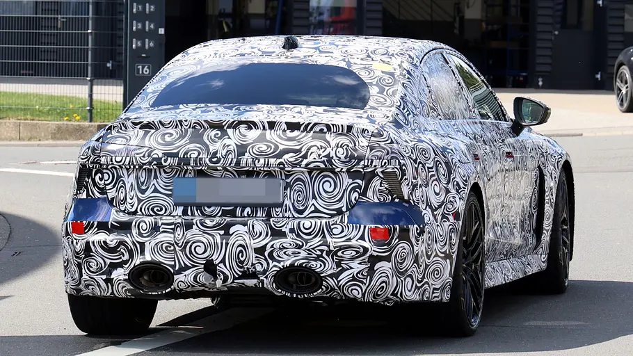 Die Audi RS 6 Limousine fährt durch einen Kreisverkehr, von hinten fotografiert.