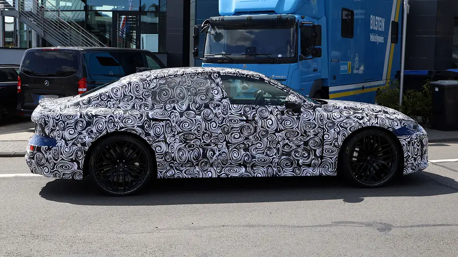 Die Audi RS 6 Limousine fährt durch einen Kreisverkehr, von rechts fotografiert.