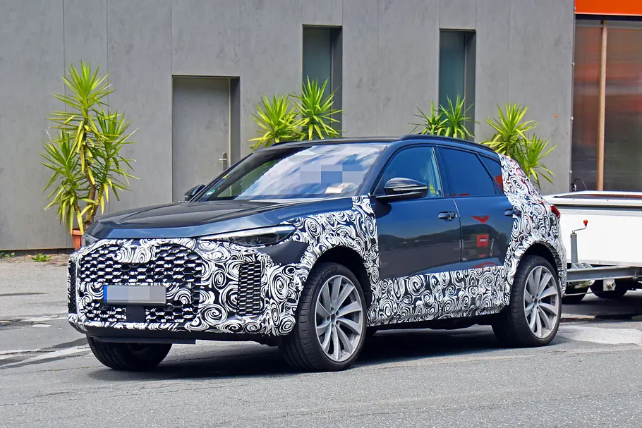 Der Audi RS Q5 stehend von schräg vorne