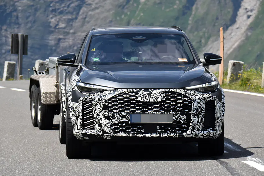 Der Audi RS Q5 fahrend von vorne