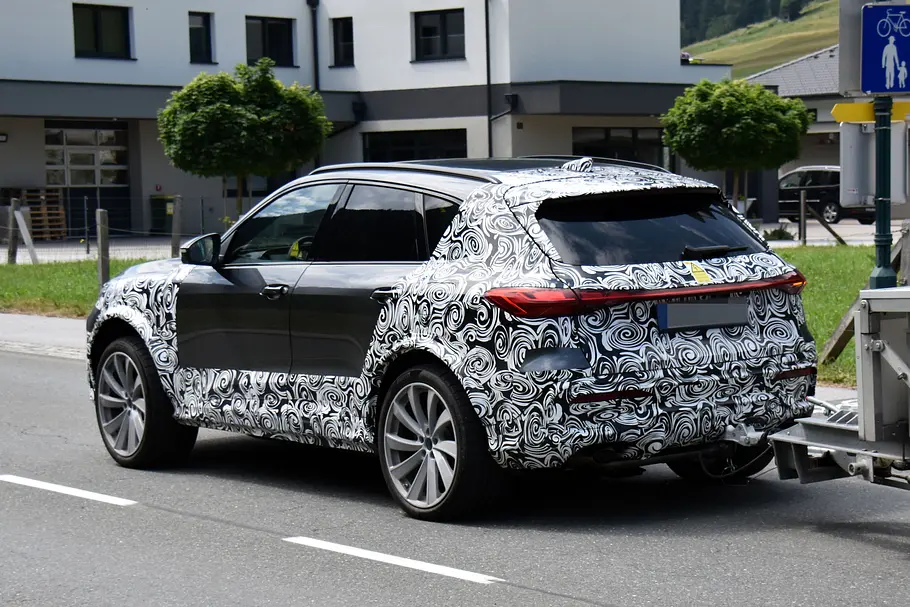 Der Audi RS Q5 stehend von schräg vorne