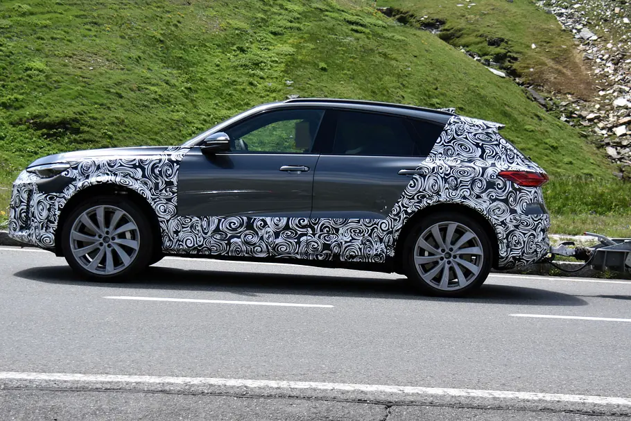 Der Audi RS Q5 stehend von schräg vorne