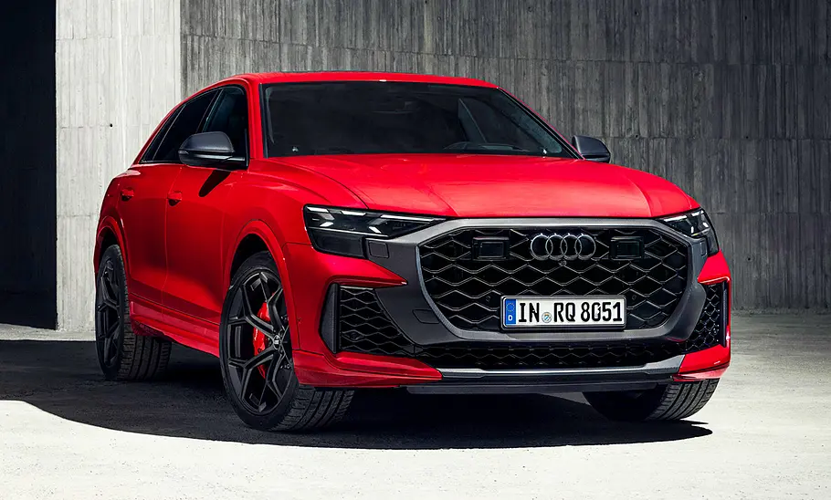 Audi RS Q8 Facelift (2024); Außenansicht; SUV; sportliches SUV; Frontansicht; rotes Auto, stehend