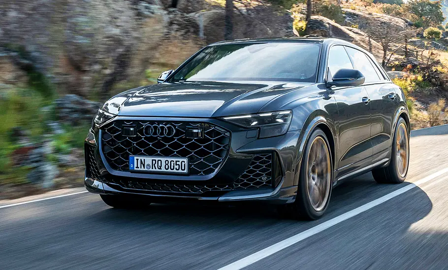 Audi RS Q8 Facelift (2024); Außenansicht; SUV; sportliches SUV; graues Auto, fahrend; Frontansicht