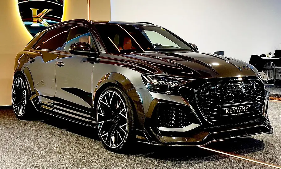 Audi RS Q8 STB-1011 Keyvany steht im Showroom, Ansicht von vorne rechts.