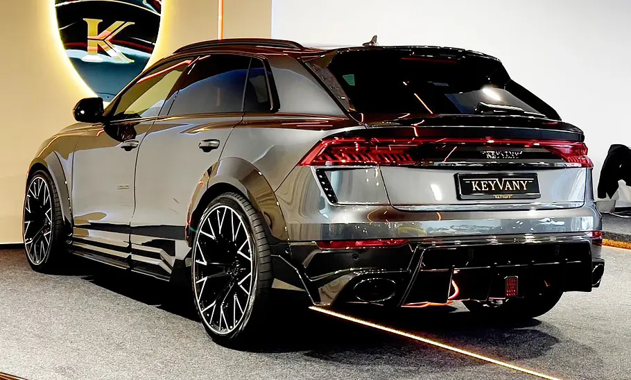 Audi RS Q8 STB-1011 Keyvany steht im Showroom, Ansicht von hinten links.