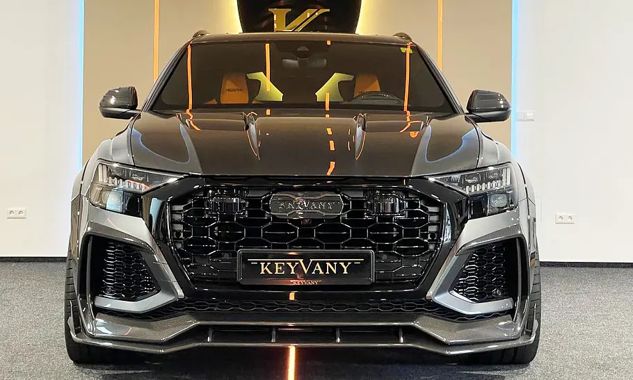 Audi RS Q8 STB-1011 Keyvany steht im Showroom, Ansicht von vorne.