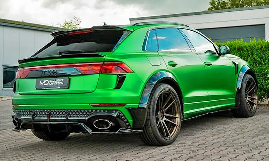 Der Audi RS Q8 von M&D stehend von schräg hinten.