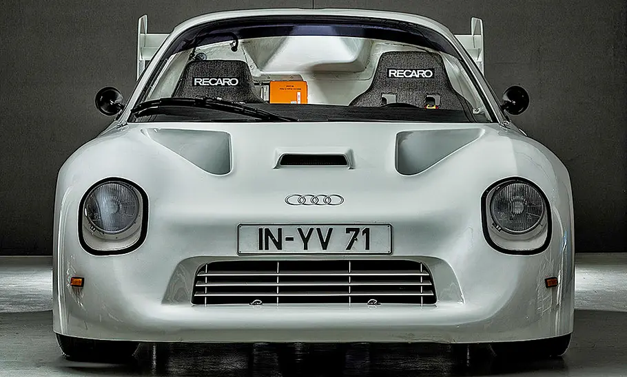 Der Audi Sport Quattro RS 002 Gruppe S stehend von vorne.