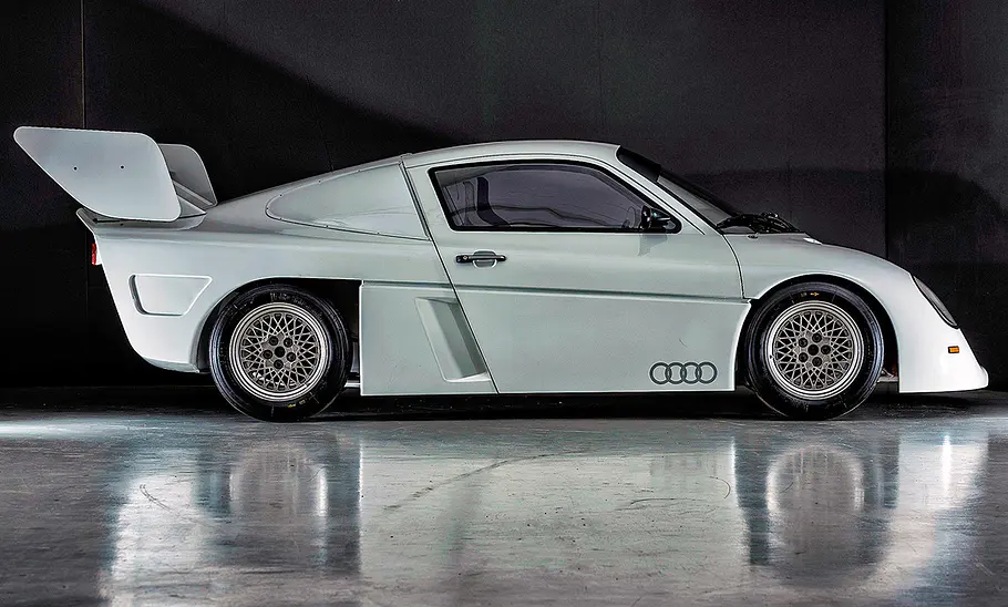 Der Audi Sport Quattro RS 002 Gruppe S stehend seitlich.
