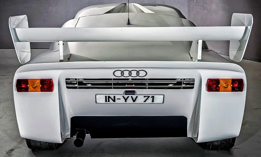 Der Audi Sport Quattro RS 002 Gruppe S stehend von hinten.