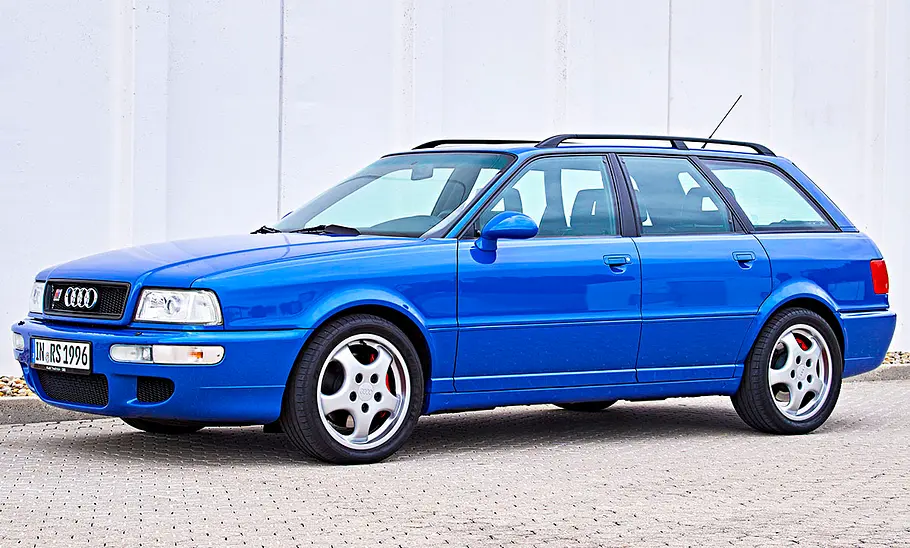 Der Audi Avant RS2 statisch von schräg vorne fotografiert.