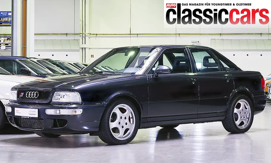Die Audi RS2 Limousine statisch von schräg vorne fotografiert.
