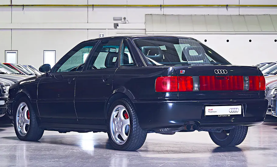 Die Audi RS2 Limousine statisch von schräg hinten fotografiert.