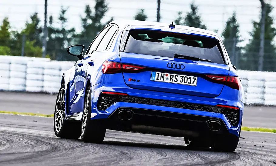 Audi RS 3; fahrend; Außenansicht; Heckansicht