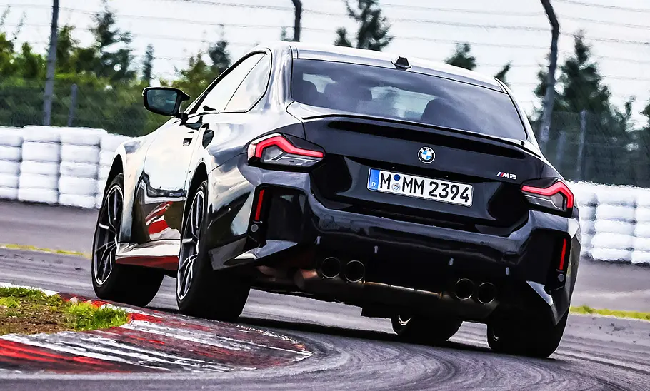 BMW M2; fahrend; Außenansicht; Heckansicht