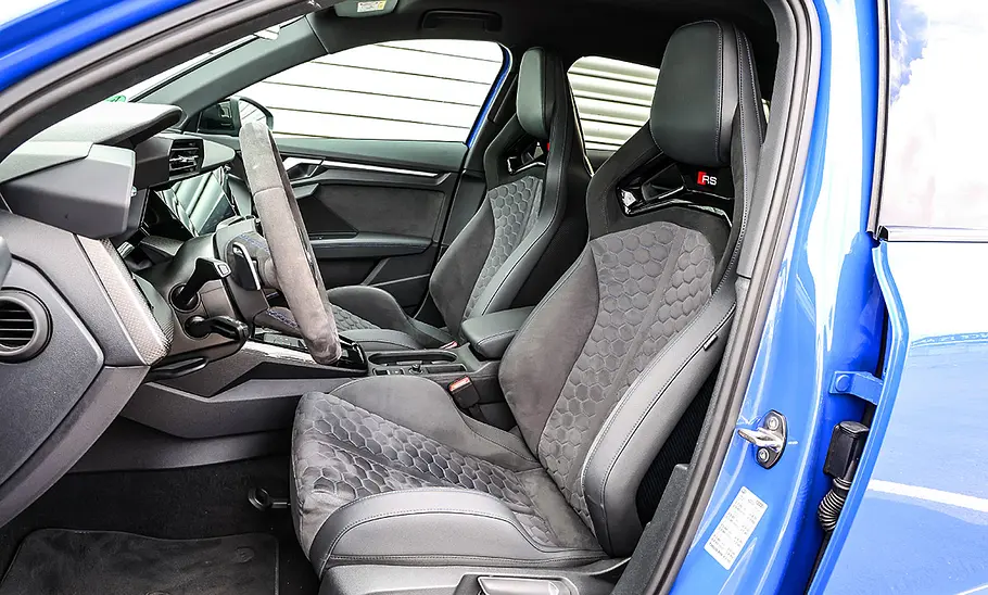 Audi RS 3; Interieur; Innenraum; Cockpit; Innenansicht; Lenkrad; Sitze