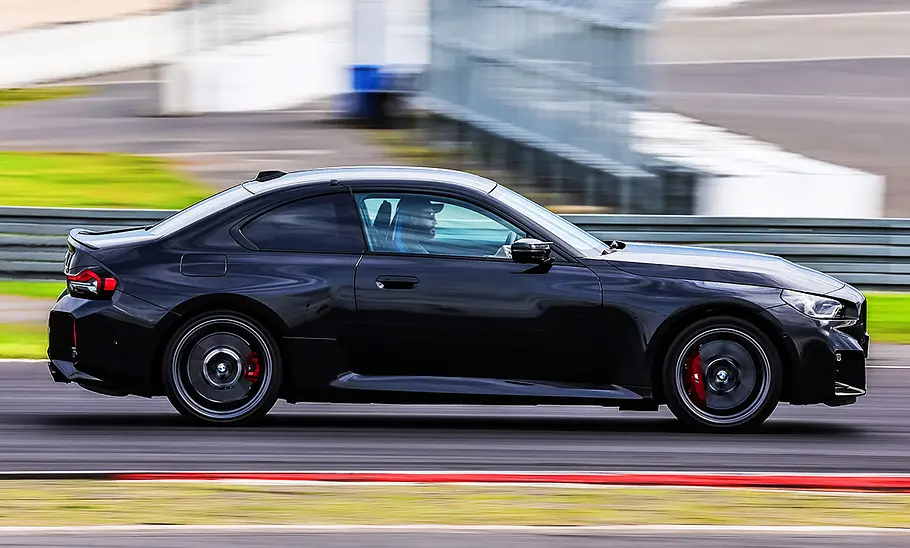 BMW M2; fahrend; Außenansicht; Seitenansicht