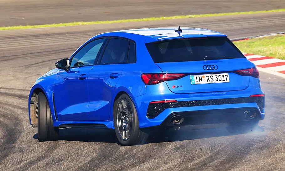 Audi RS 3; fahrend; Außenansicht; Heckansicht; Drift