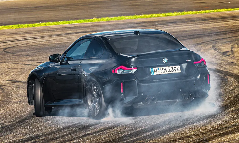 BMW M2; fahrend; Außenansicht; Heckansicht; Drift