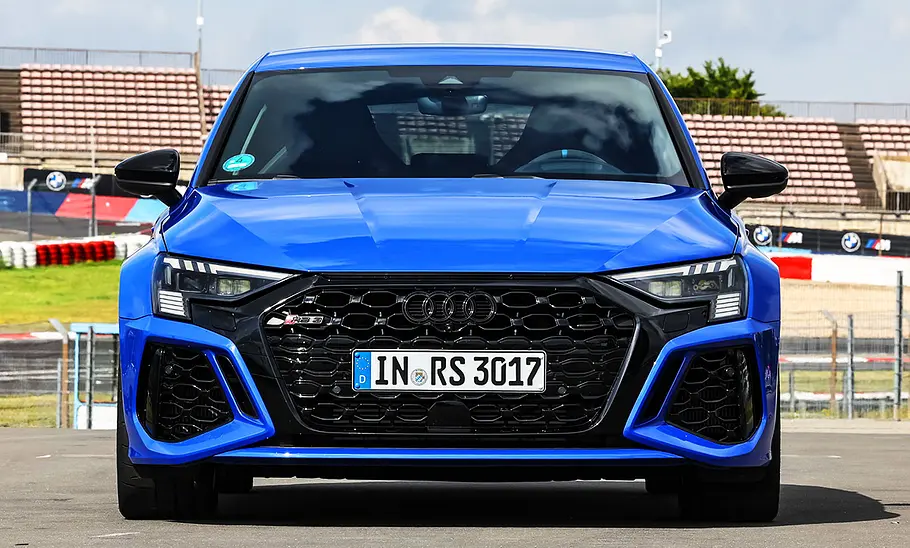 Audi RS 3; stehend; Außenansicht; Frontalsicht